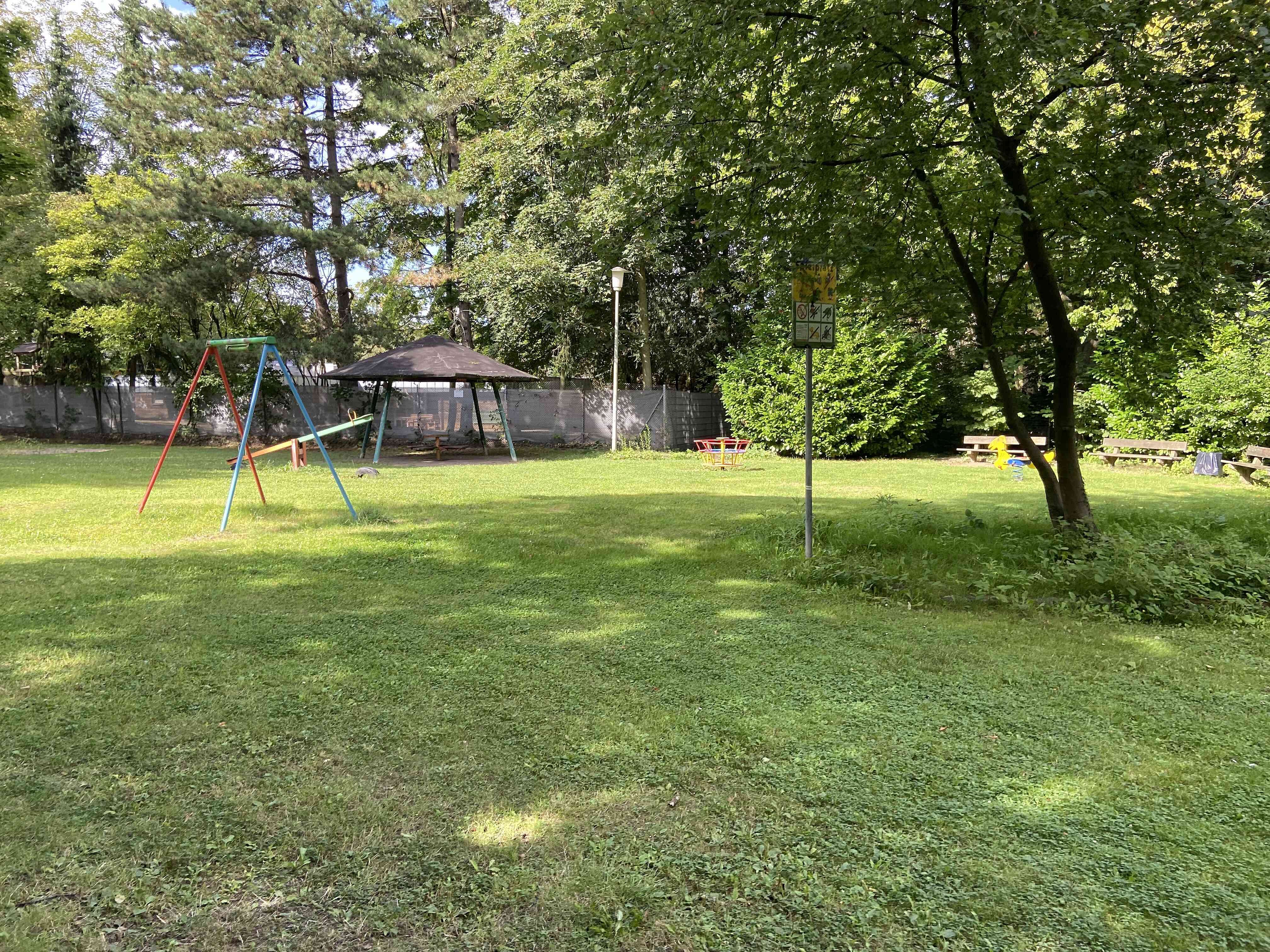 Der Kinderspielplatz Bökelstraße ist in die Jahre gekommen und hat nur 1 Schaukel, 1 Wippe, 1 Karussell und Wipptiere.