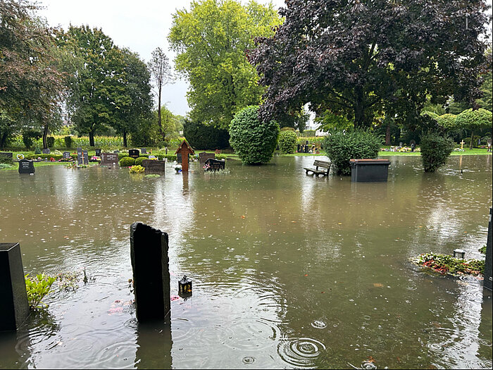 Tief Walter hat für überschwemmte Gräber auf dem Friedhof Wickrath gesorgt.