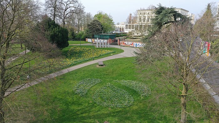 Gepflanztes mags-Herz im Hans-Jonas-Park in Mönchengladbach.