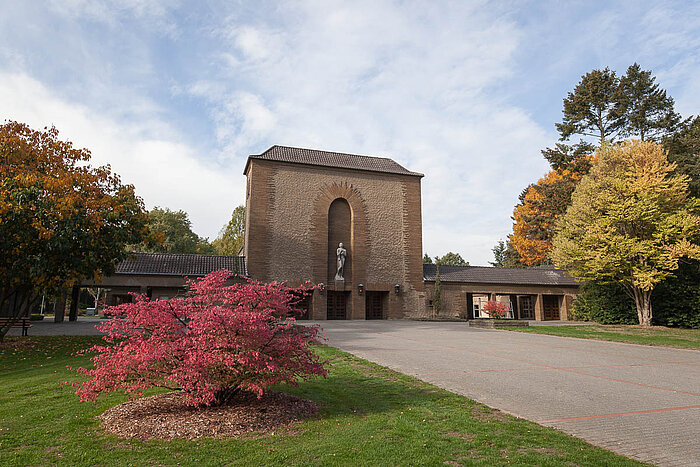 Die Friedhofshalle auf dem Hauptfriedhof in Mönchengladbach.