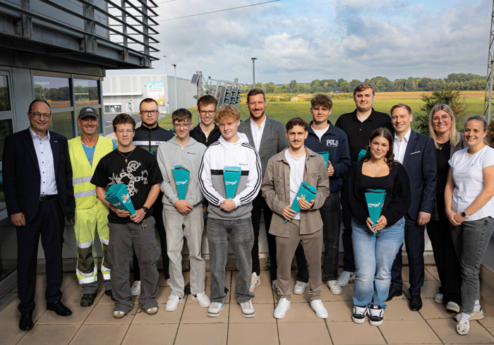 Auf dem Gruppenbild sind die neuen Auszubildenden und der Vorstand zu sehen.