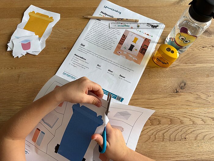 Kreativ und spielerisch können die Bastelvorlagen für das Thema Mülltrennung eingesetzt werden.