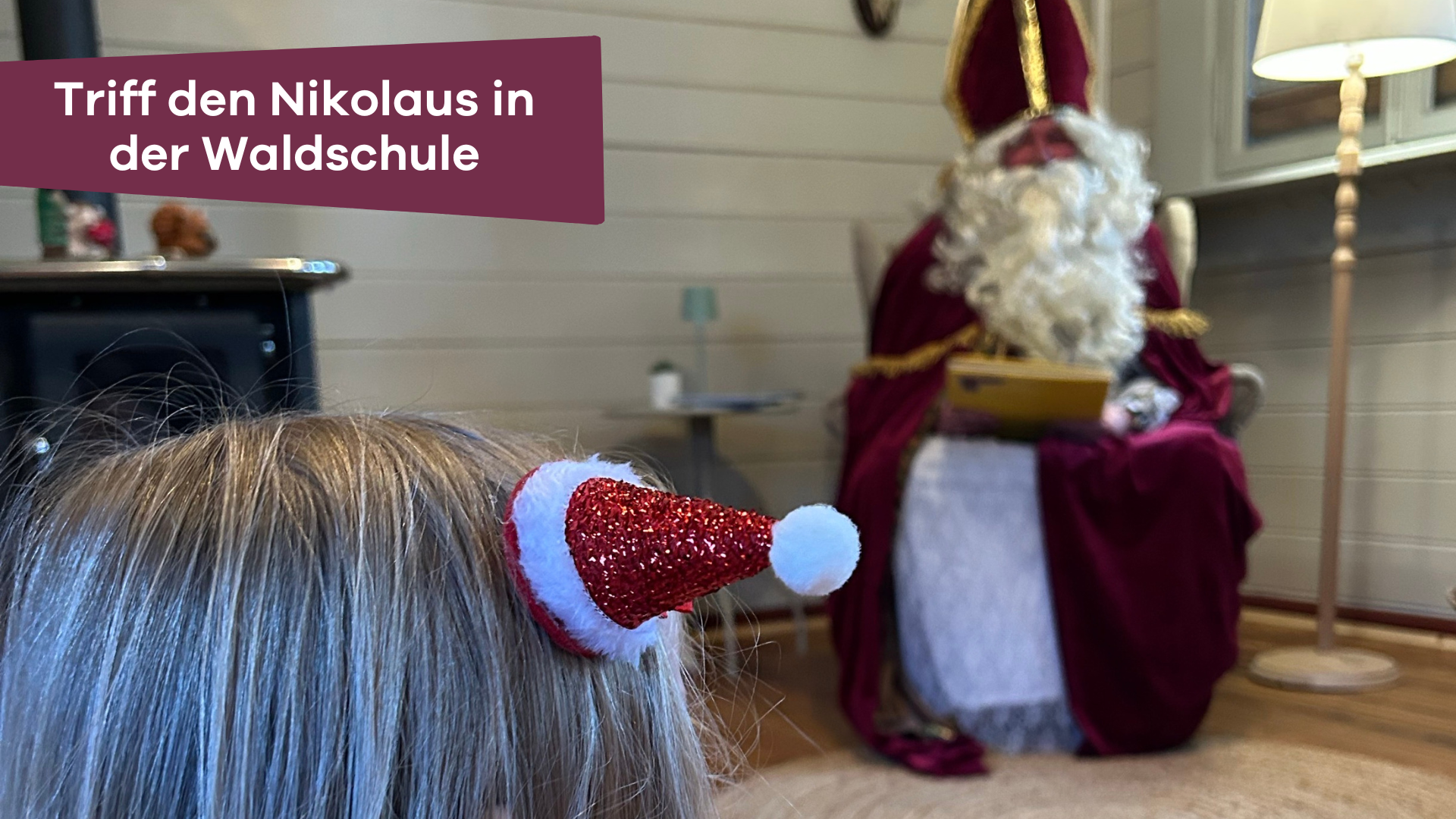 Der Nikolaus trifft Kinder in der Hardter Waldschule.
