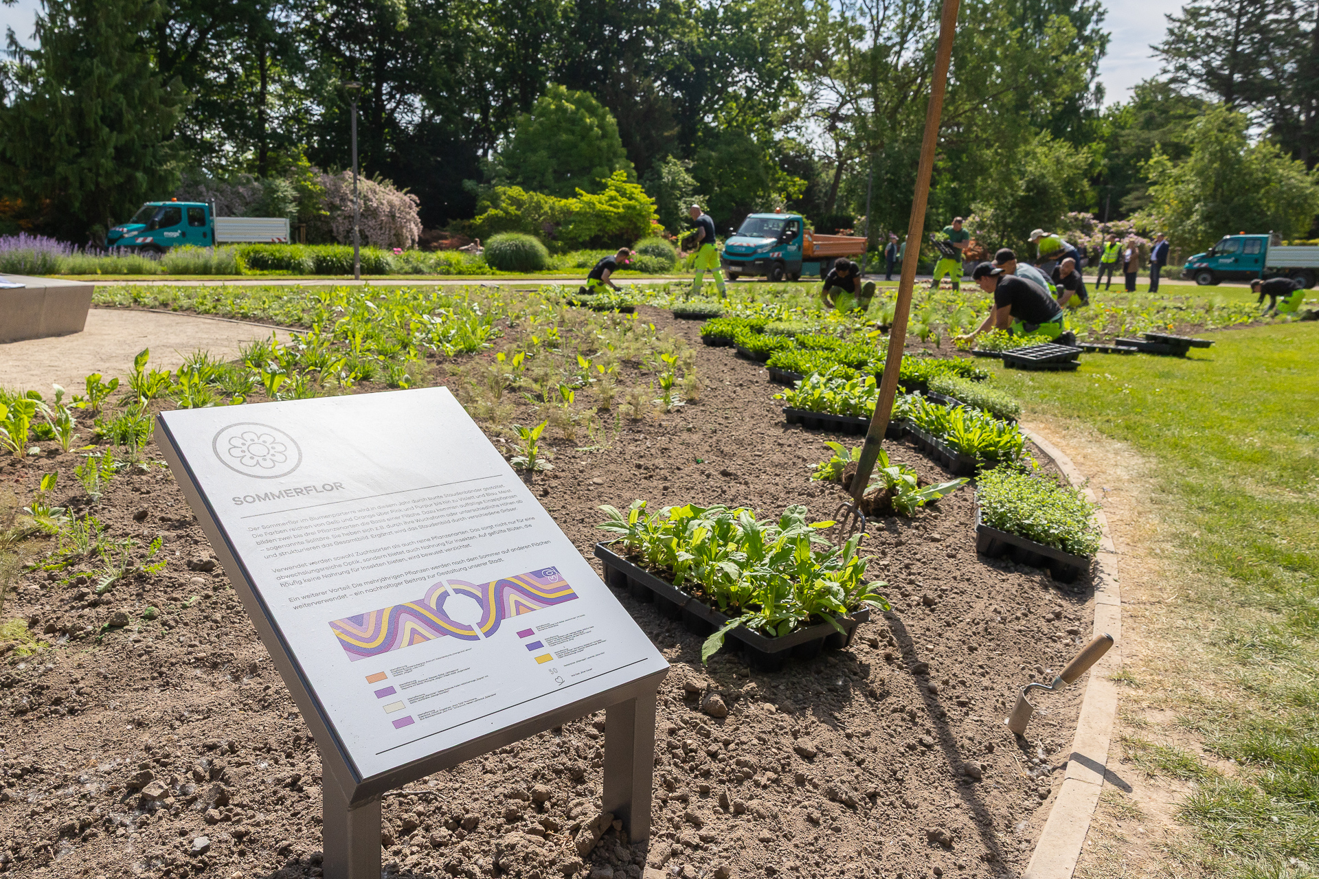 Pflanzschild vor Blumenbeet im Bunten Garten