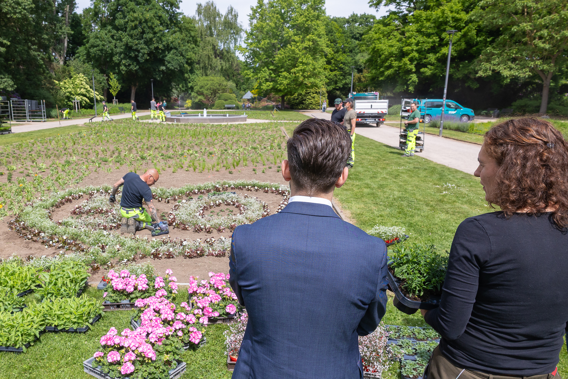 OB Felix Heinrichs schaut auf Pfanzung des großen Blumenbeets im Bunten Garten