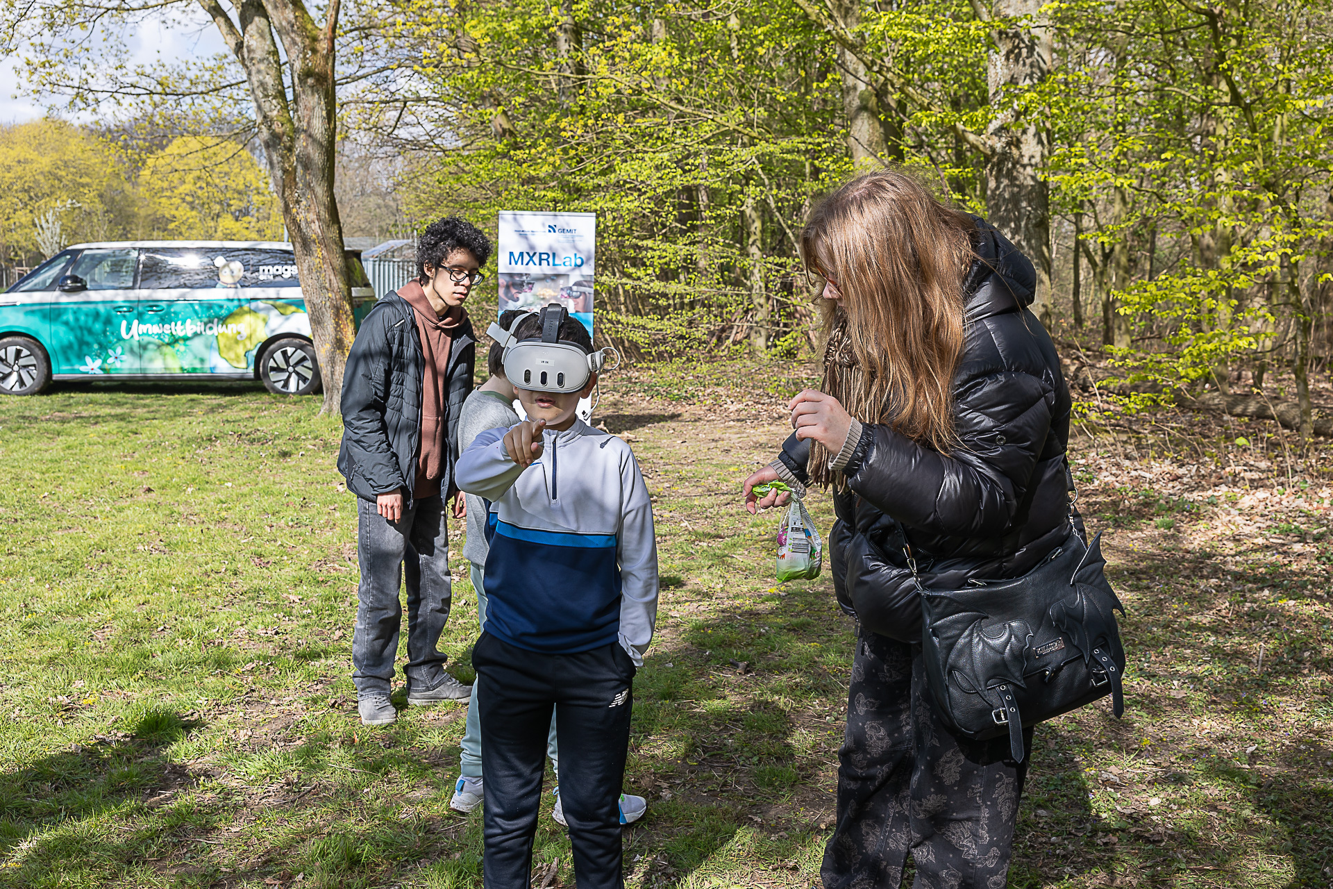 Schüler*innen testen mit VR-Brillen eine XR-Anwendung im Stadtwald.