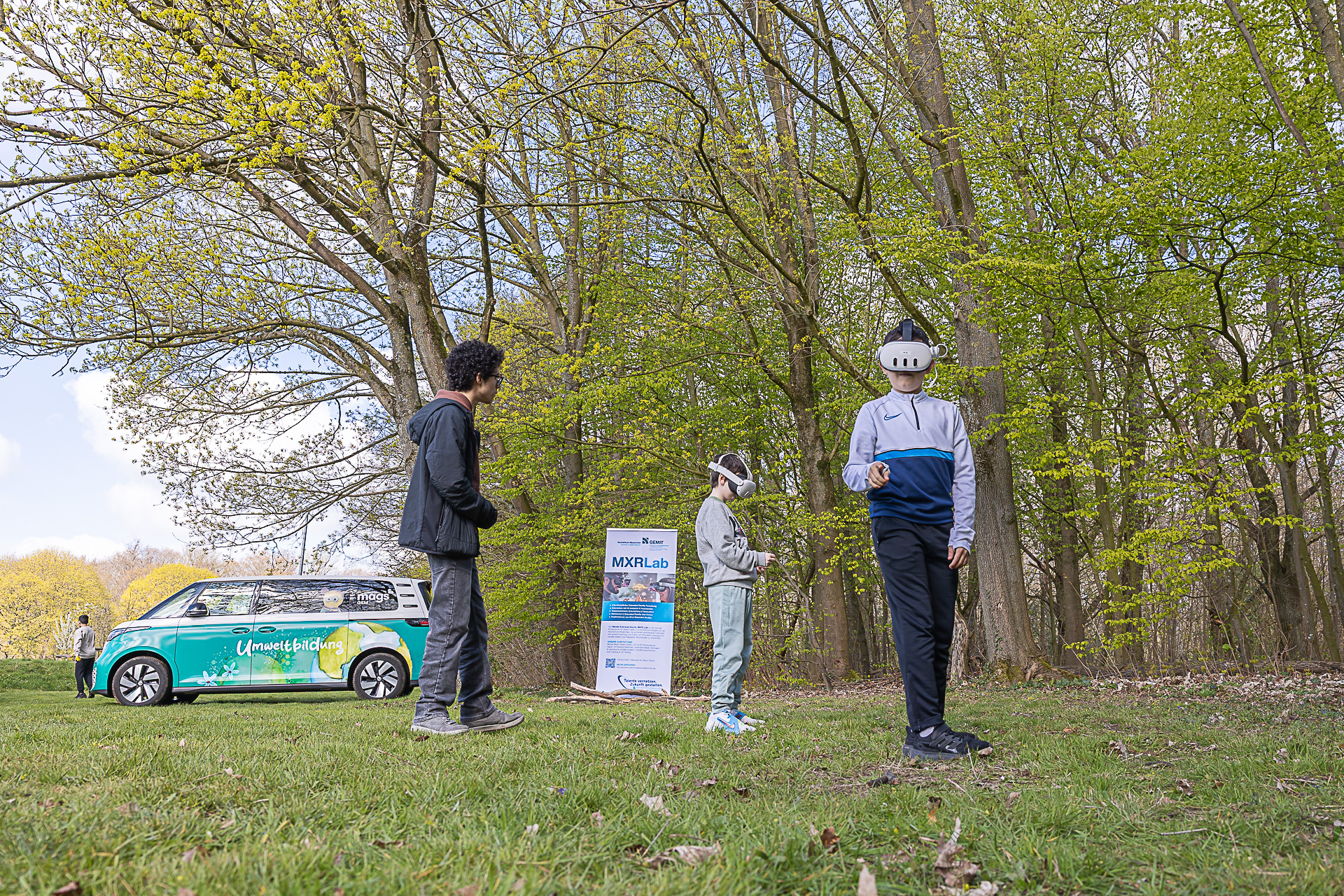 Schüler*innen testen mit VR-Brillen eine XR-Anwendung im Stadtwald.