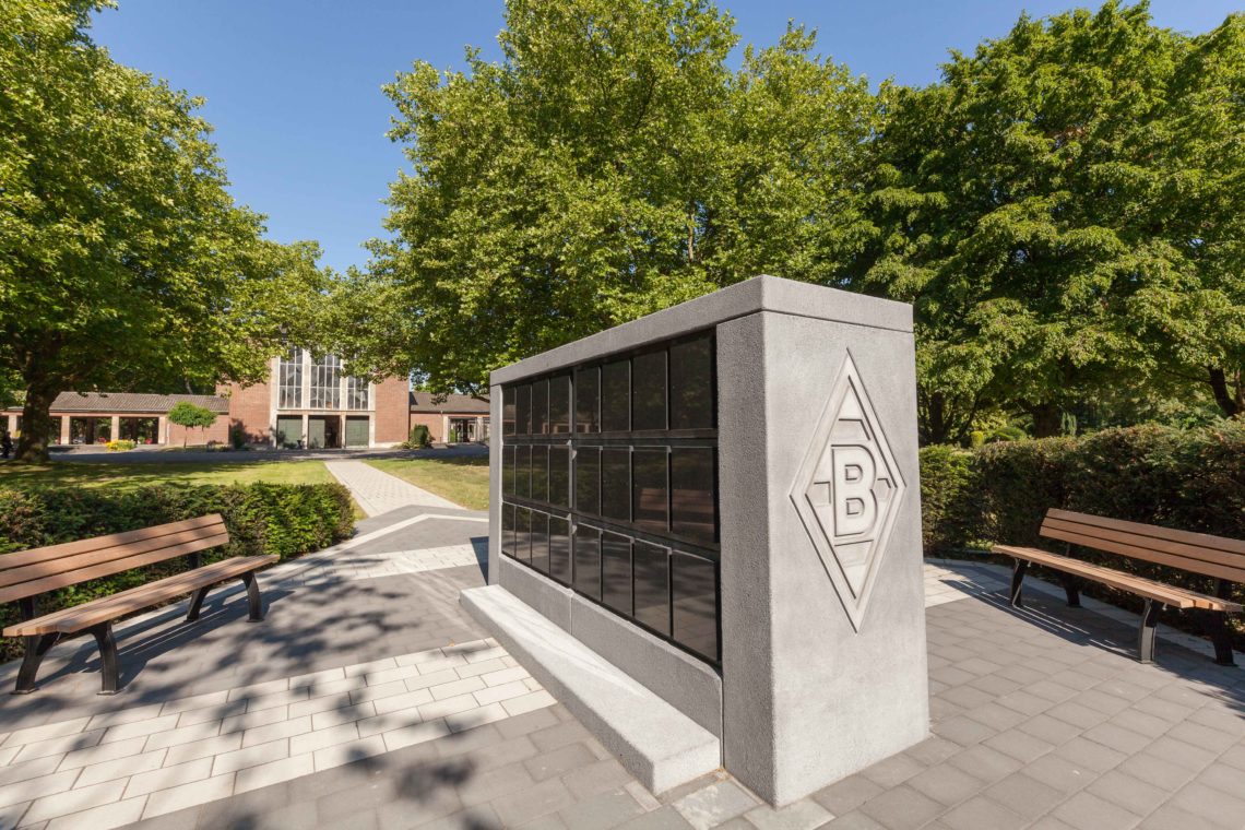 Das Borussia-Kolumbarium steht in unmittelbarer Nähe zur Trauerhalle auf dem Friedhof Rheydt.