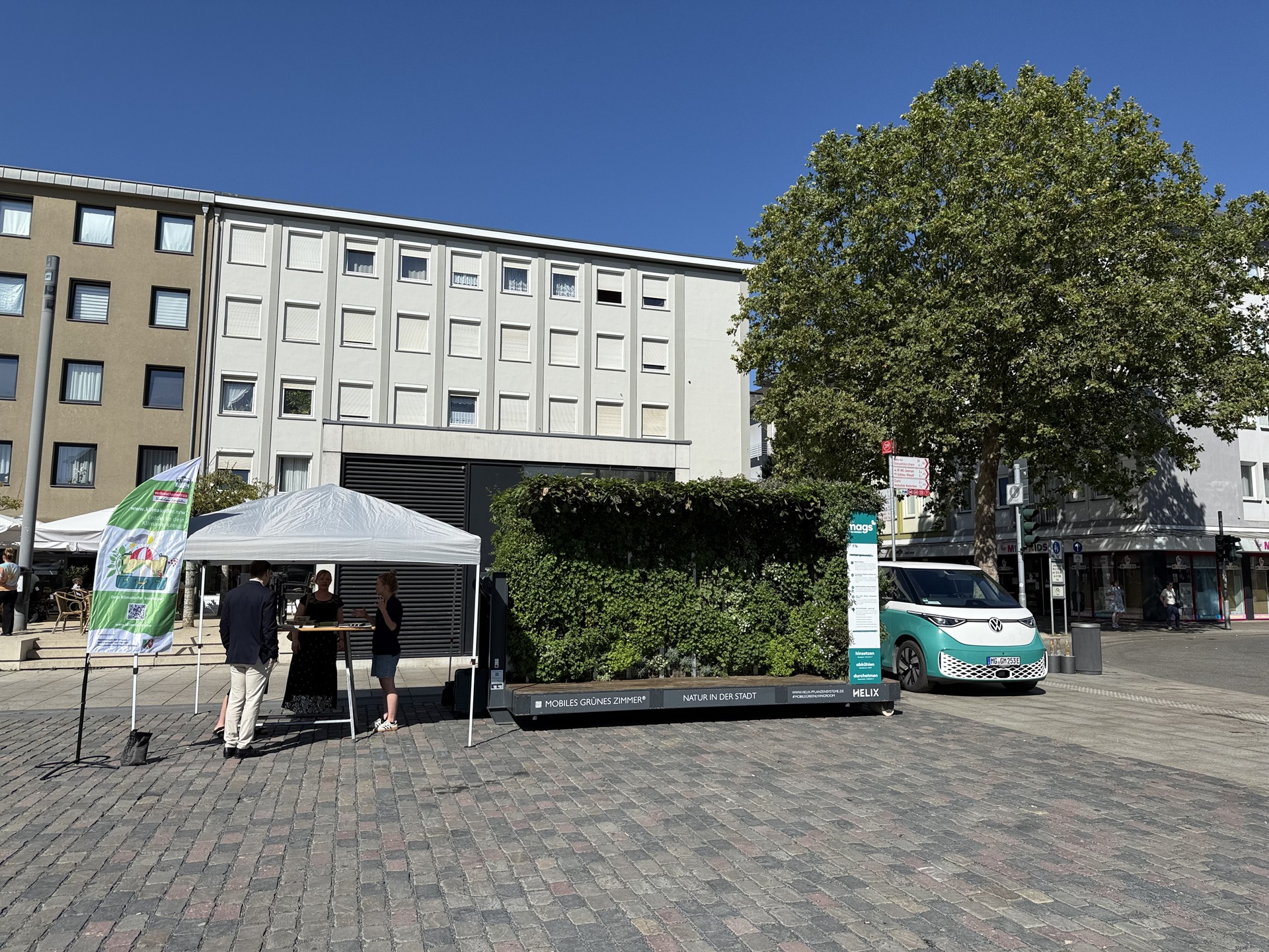 Das „Mobile Grüne Zimmer“ steht jetzt für drei Wochen auf dem Rheydter Marktplatz, bevor es am 17. August auf den Sonnenhausplatz umzieht.